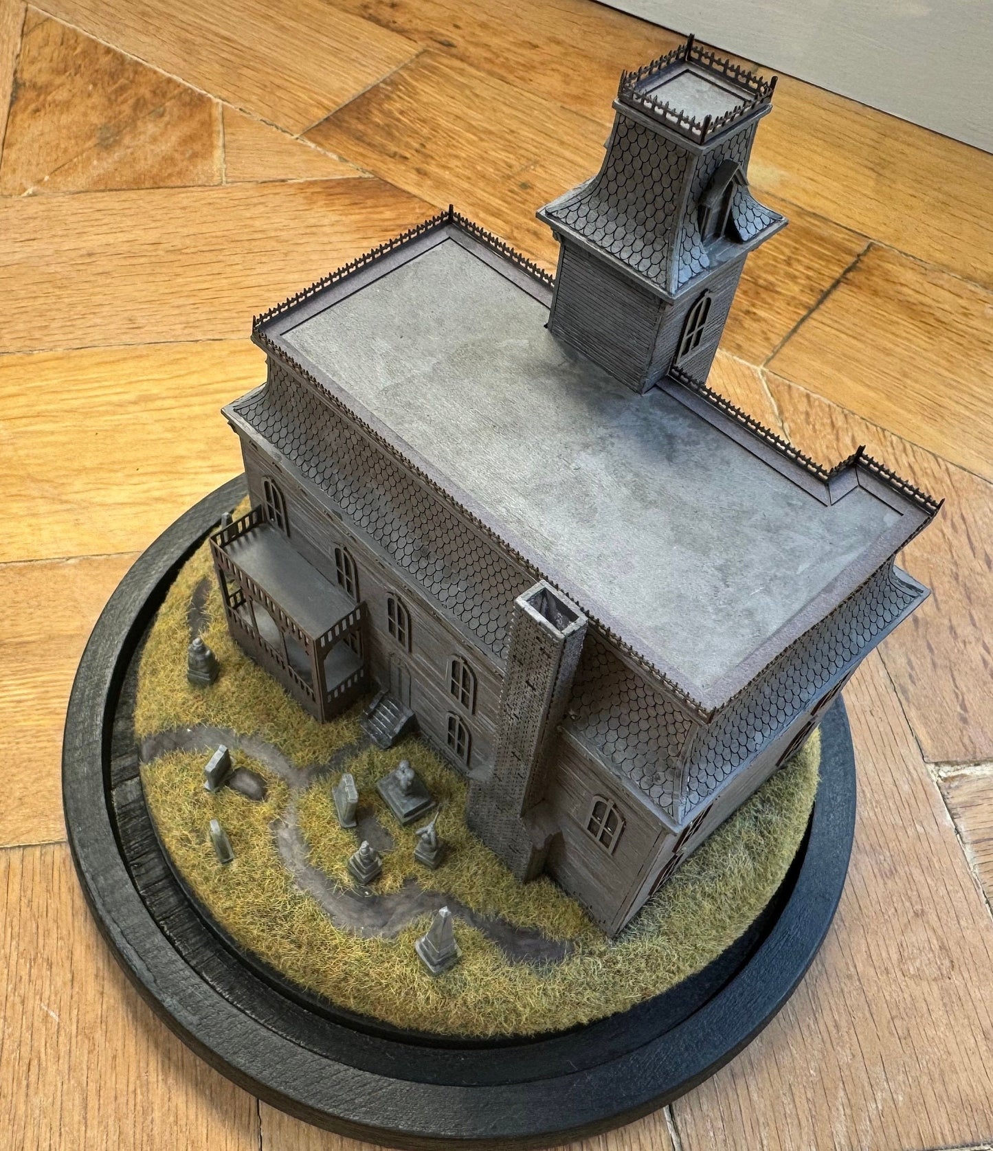 Model miniature Addams Family House in glass dome