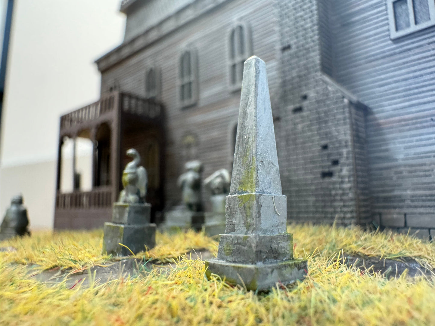 Model miniature Addams Family House in glass dome