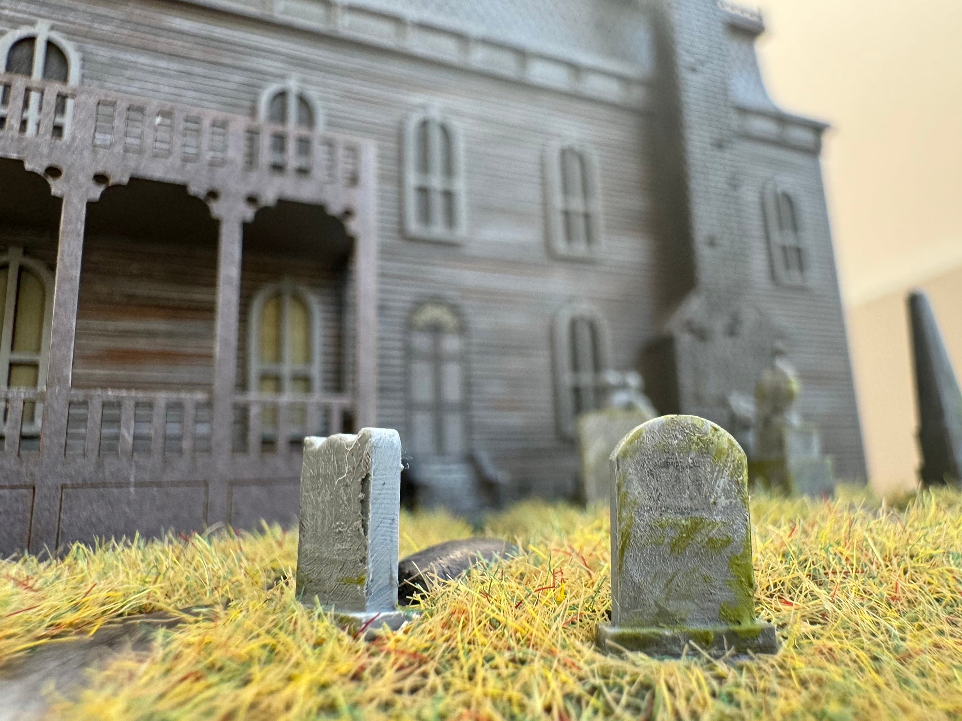 Model miniature Addams Family House in glass dome