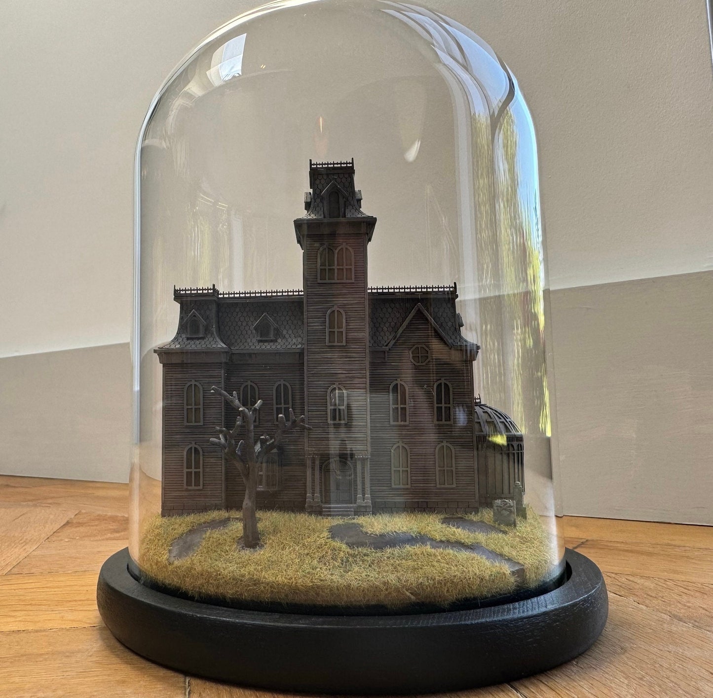 Model miniature Addams Family House in glass dome