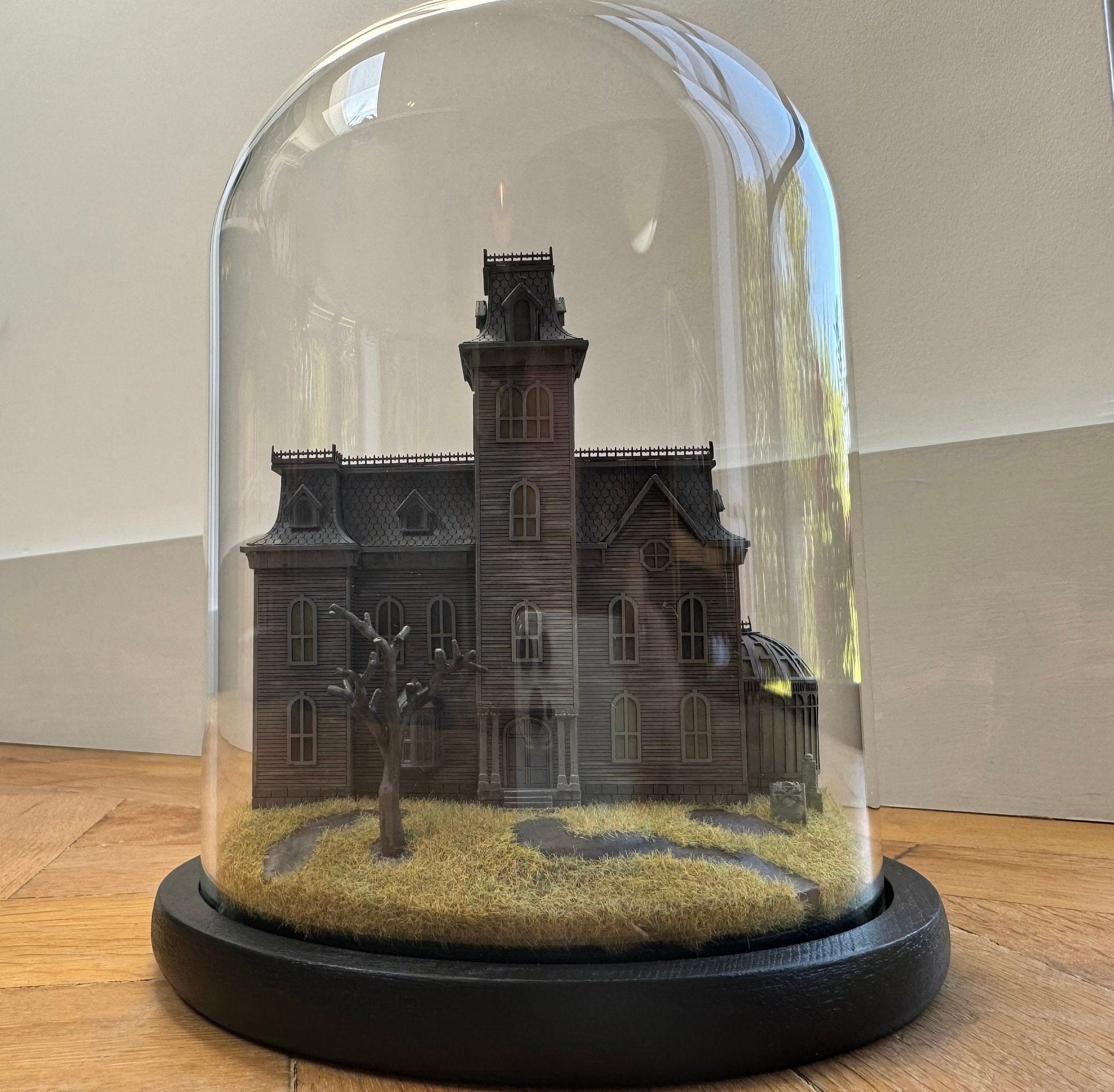 Model miniature Addams Family House in glass dome