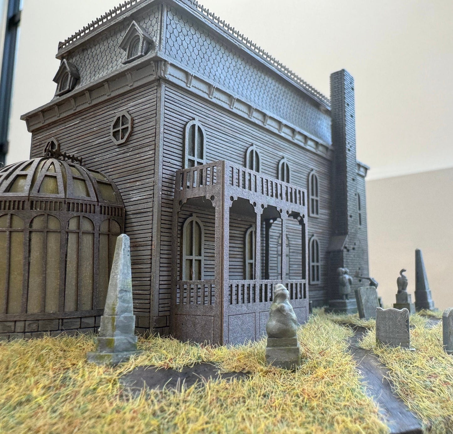Model miniature Addams Family House in glass dome