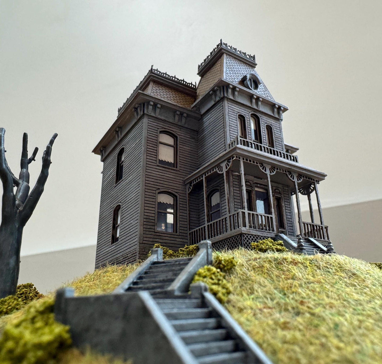 Model of Psycho movie house in glass dome. Bates Motel. Hitchcock