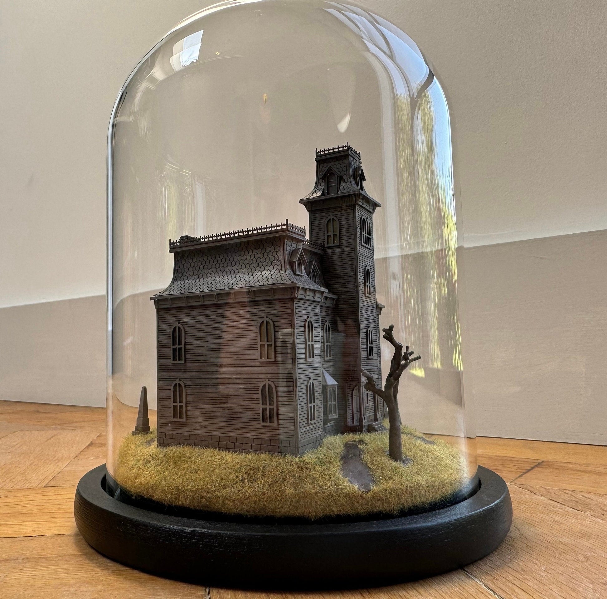 Model miniature Addams Family House in glass dome
