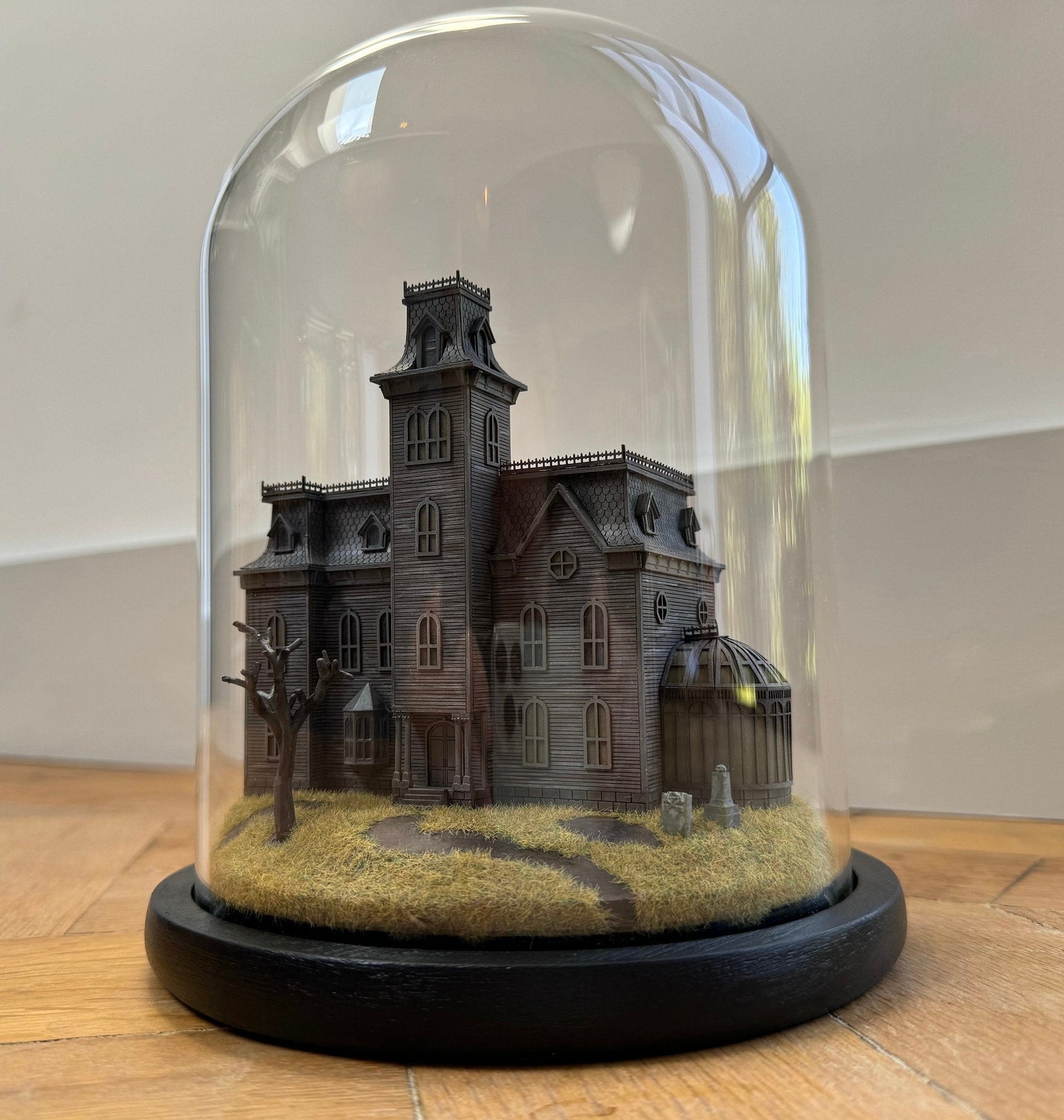 Model miniature Addams Family House in glass dome