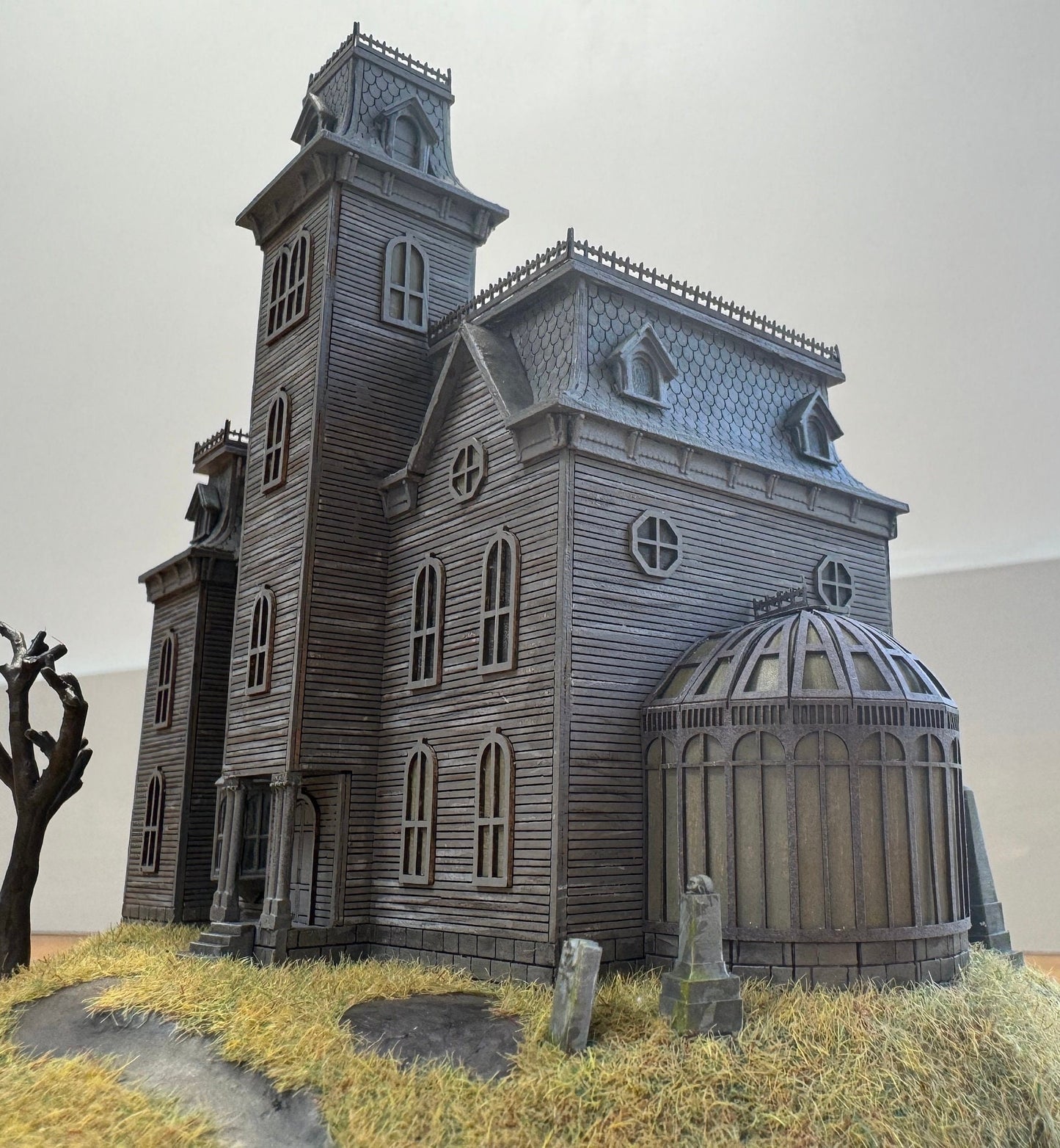 Model miniature Addams Family House in glass dome